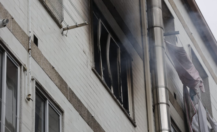 Un incendio deja importantes daños en un piso de Cambados y quemaduras en las manos de su ocupante