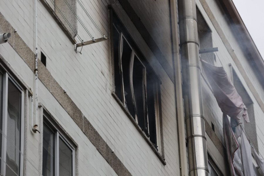 Un incendio deja importantes daños en un piso de Cambados y quemaduras en las manos de su ocupante