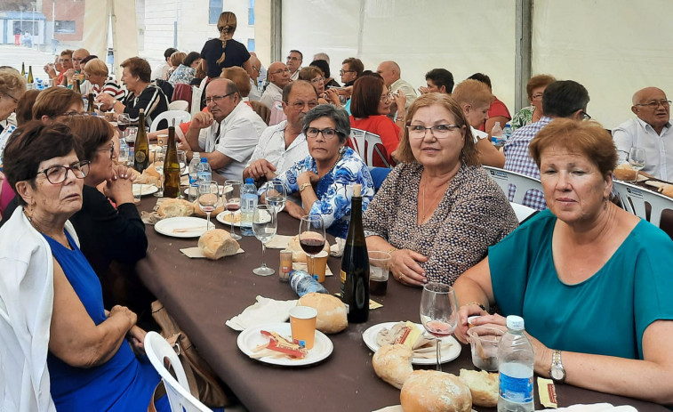 Cien personas mayores asistieron a la comida de confraternidad de las Festas da Guadalupe