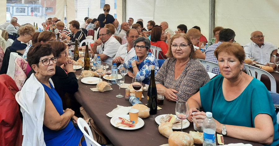 Cien personas mayores asistieron a la comida de confraternidad de las Festas da Guadalupe