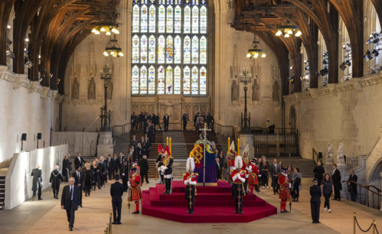 Miles de personas dan su último adiós a Isabel II en Westminster