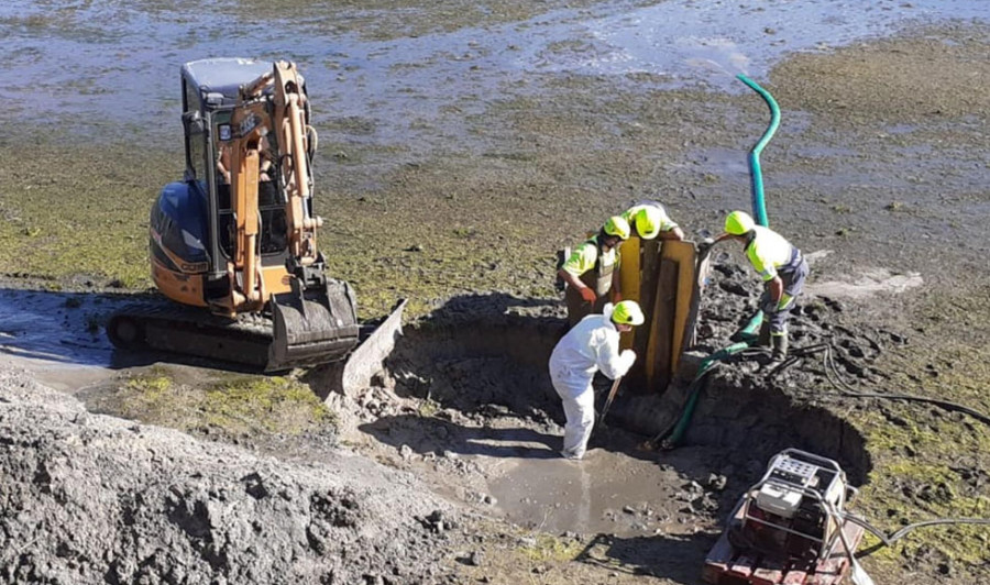 La tubería general que abastece de agua a   O Grove sufre la enésima avería aunque de carácter menor