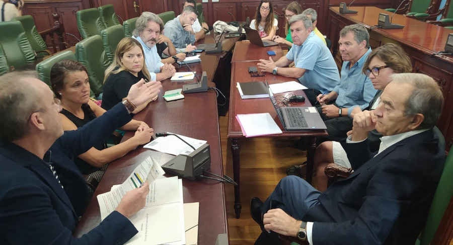 La solución de los problemas del bus escolar en Ribeira pasará por una reestructuración del servicio