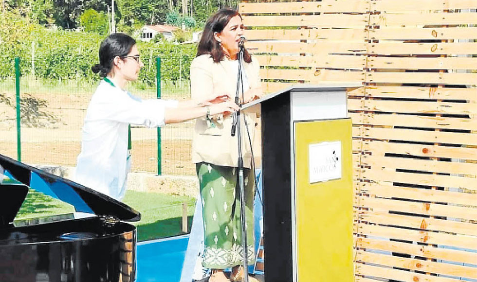 La alcaldesa continuu00f3 su agenda con la apertura del tanatorio de San Vicente