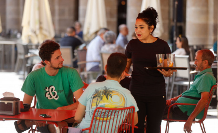 La diferencia salarial entre hombres y mujeres desciende  en España a la mitad  en la última década