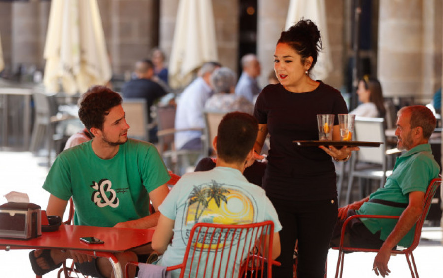 La diferencia salarial entre hombres y mujeres desciende  en España a la mitad  en la última década