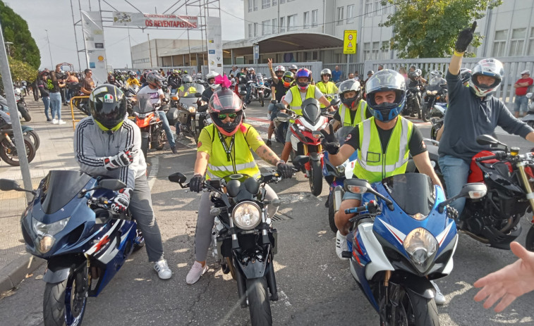 Más de 3.000 personas y unas 1.500 motos se dan cita en la IV Concentración de Os Reventapistóns en Ribeira