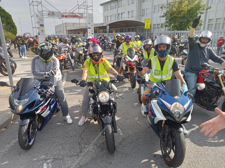 Más de 3.000 personas y unas 1.500 motos se dan cita en la IV Concentración de Os Reventapistóns en Ribeira