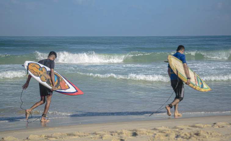 Surfear las aguas de Gaza, una sensación de libertad cada vez más popular