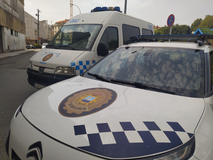 ​Denunciados un motorista y dos conductores de sendos coches al dar positivo en la prueba de alcoholemia en Ribeira