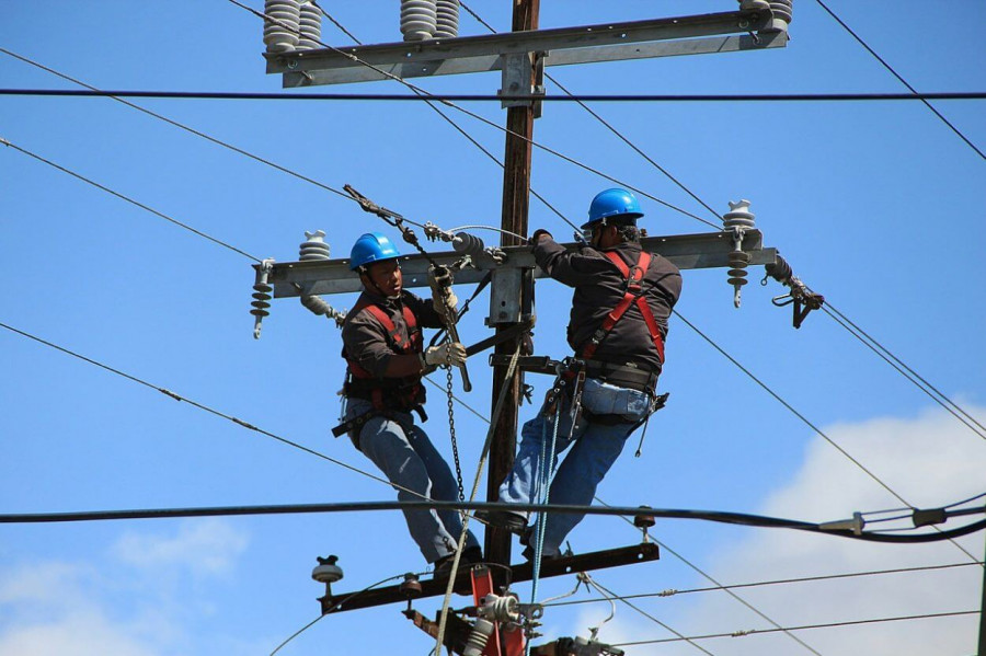 Unos 3.000 vecinos de Cabo de Cruz y Cespón quedan sin luz a causa de una avería en una línea de media tensión