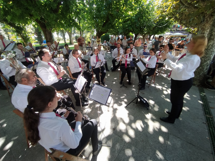 La Banda de Vilanova y los grupos de gaitas Os Chaneiros, Xiada y O Son do Pote amenizaron el último día del Nazareno