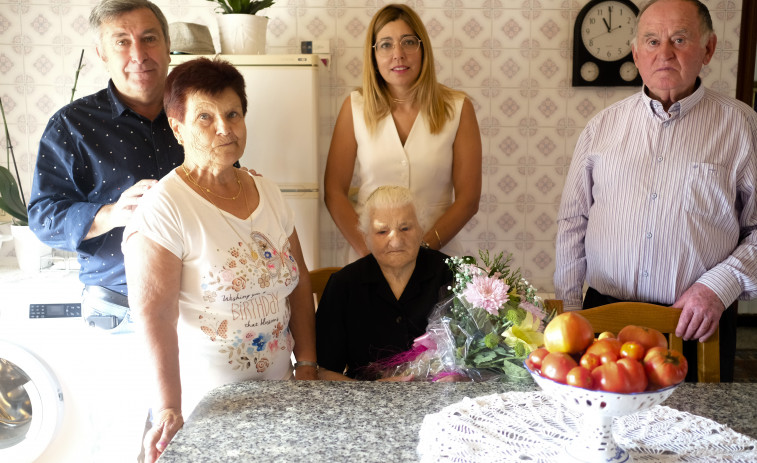 Josefa Fernández cumplió hoy 101 años y Manuel Ruiz y Ana Barreiro la visitaron en su casa de Aguiño para felicitarla