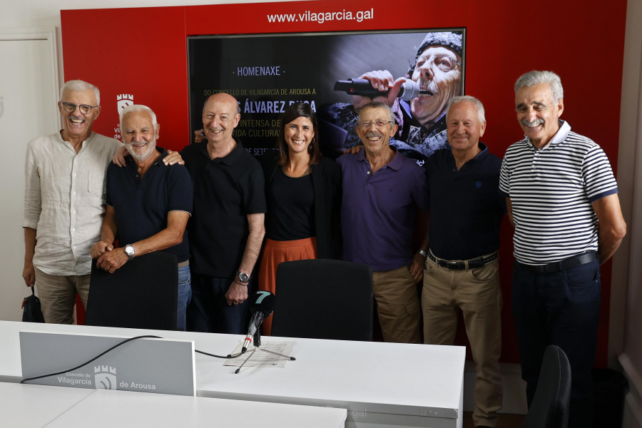 Carlos Puga recibe el calor de sus amigos por tantas décadas dedicado a Vilagarcía