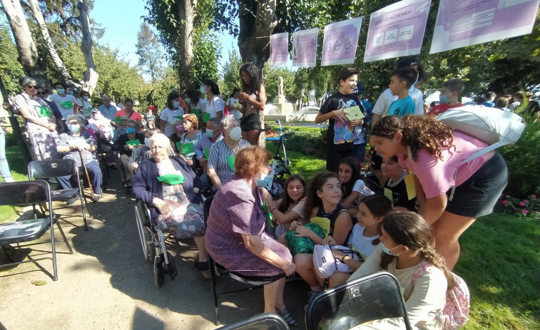 Usuarios del centro de día de A Pobra y alumnos del CEP Salustiano Rey comparten una caminata y encuentro intergeneracional en el Día del Alzheimer