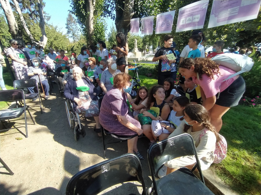 Usuarios del centro de día de A Pobra y alumnos del CEP Salustiano Rey comparten una caminata y encuentro intergeneracional en el Día del Alzheimer