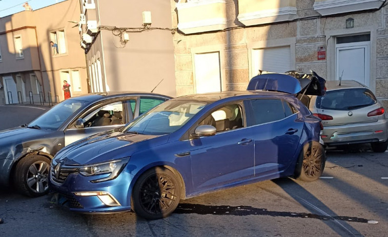 Heridas dos personas en una colisión entre tres vehículos en la curva de A Muiñeira, en Ribeira