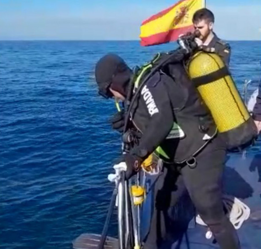 La Armada realiza inmersiones en Ribeira en busca de cañones y piezas de barcos para portegerlos
