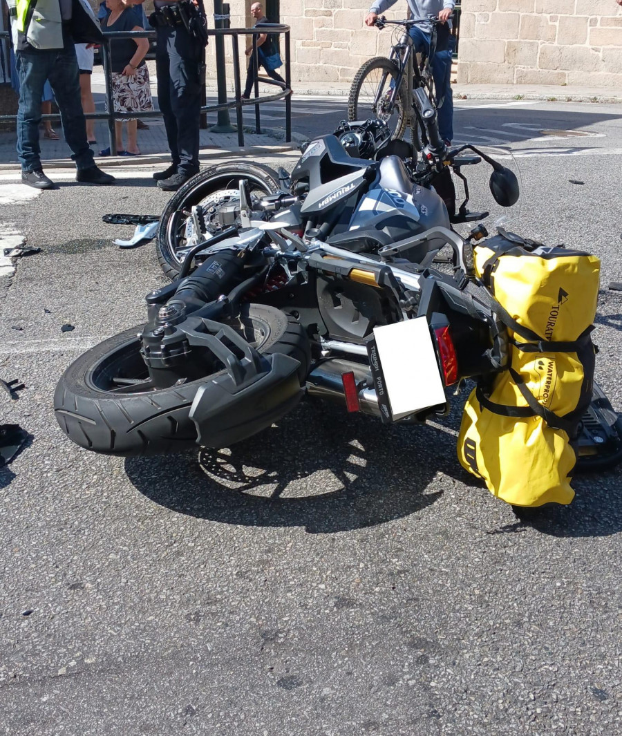 Un cambadés sufre una posible rotura de la cadera y un brazo tras una colisión entre dos motos