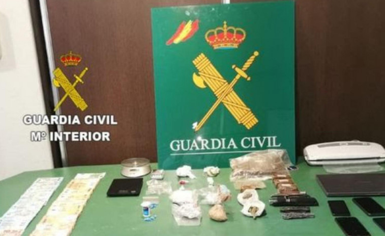 Piden 62 años de cárcel y 122.000 euros en multas para 7 acusados de tráfico de drogas en Ribeira y Rianxo