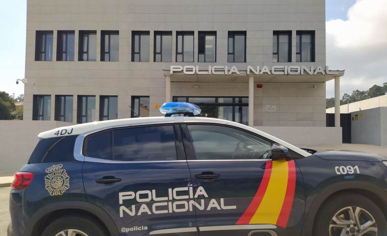 Detenido un joven en Ribeira tras ser denunciado por propinarle patadas en plena calle a su pareja