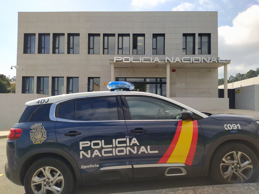 Detenido un joven en Ribeira tras ser denunciado por propinarle patadas en plena calle a su pareja