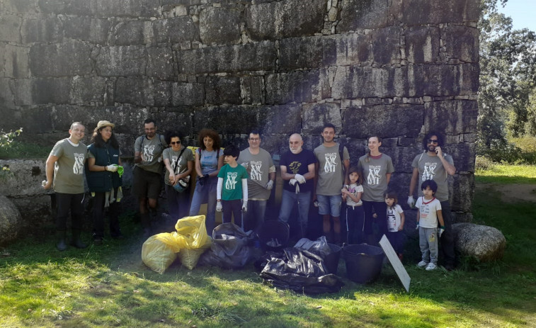 “Móllate polos ríos”: El plástico también invade Arousa y Catoira sufre un vertido