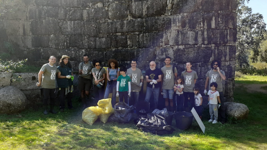 “Móllate polos ríos”: El plástico también invade Arousa y Catoira sufre un vertido