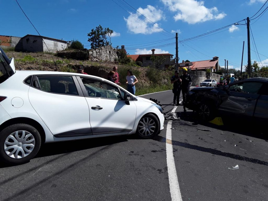 Dos personas resultan heridas leves por una colisión entre dos turismos en Sanxenxo