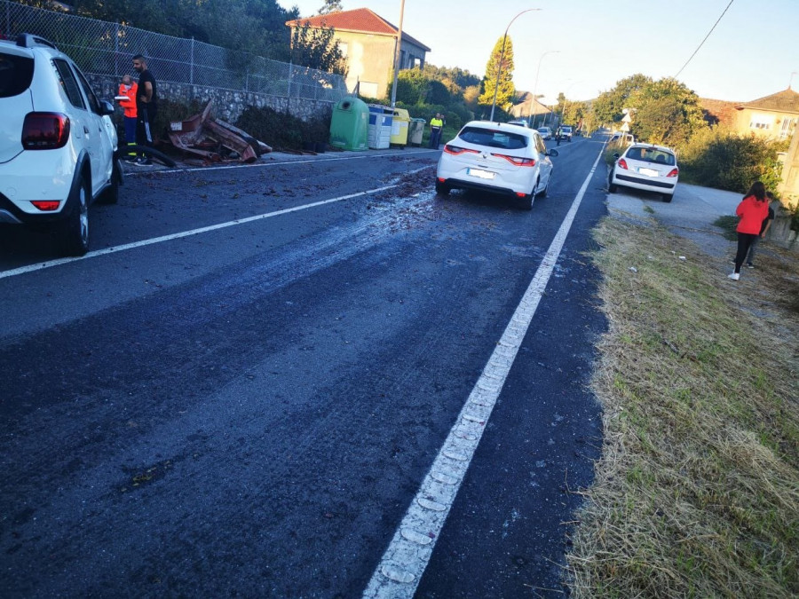 El conductor de un motocultor resulta herido por una colisión contra un turismo en la AC-305 en Rianxo