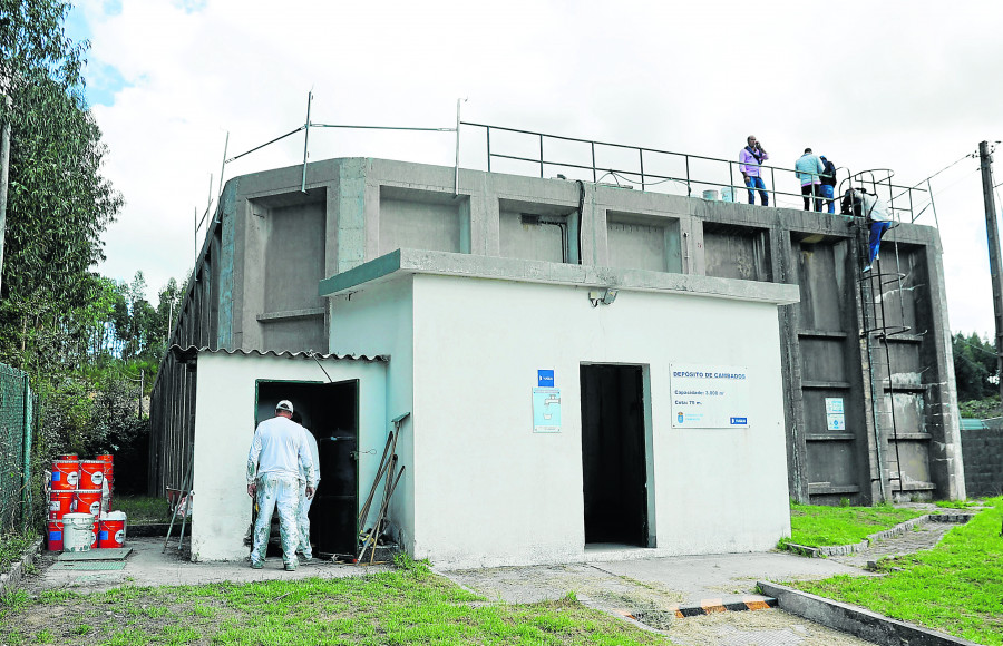 Un baipás garantiza el suministro de agua potable durante el arreglo del depósito local de Treviscoso