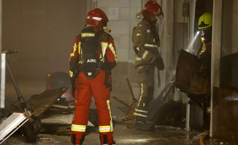 Una explosión provoca daños en dos locales de Castelao