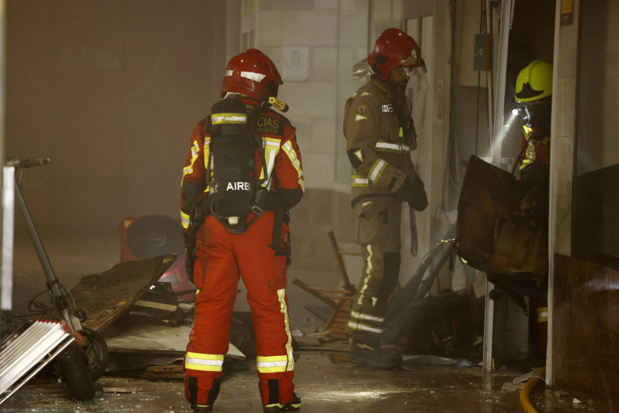 Una explosión provoca daños en dos locales de Castelao