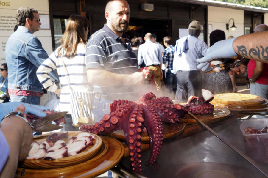 Las casetas esperan que ración de pulpo a 12 € sea un reclamo del San Froilán