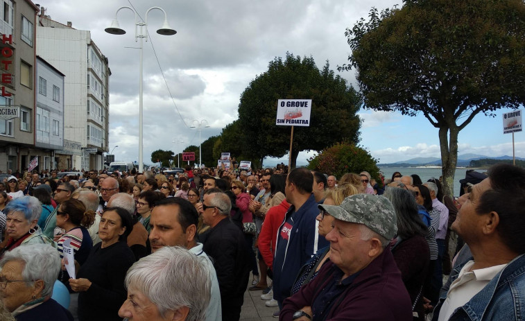 Más de mil personas se concentran en O Grove para exigir una solución a la falta de médicos y pediatras