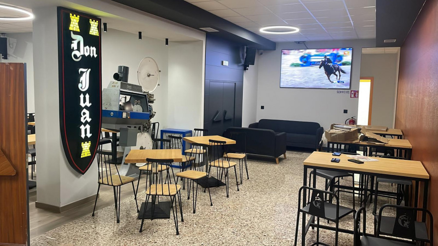 El antiguo cine Don Juan de Vilalonga estrena su nueva vida convertido en el Bar O Spa