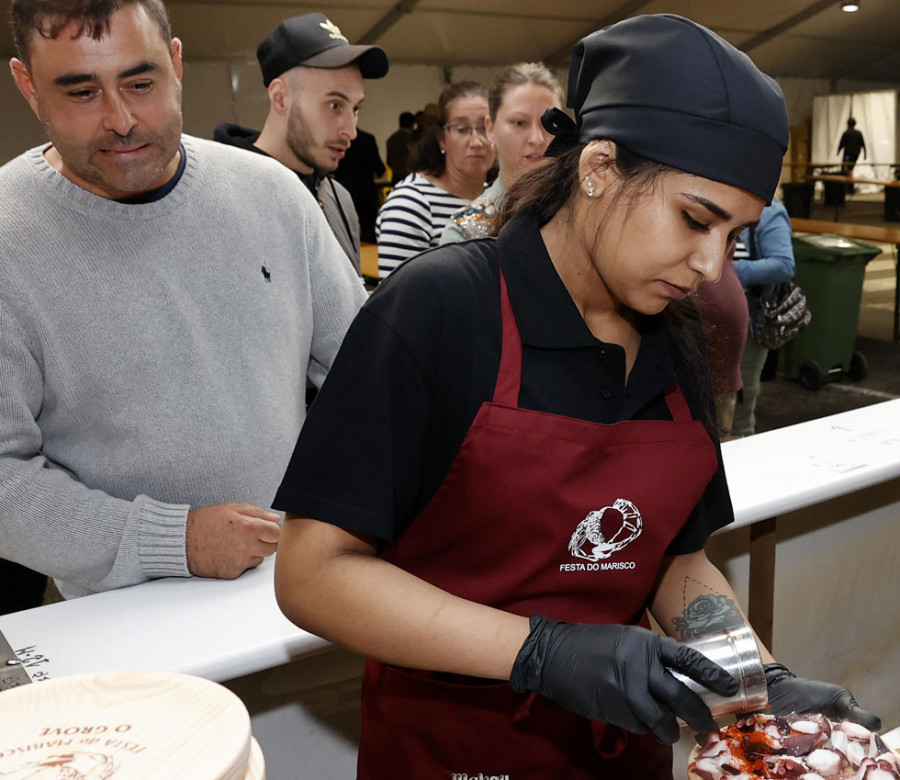 La Festa do Marisco vende más de 3.200 raciones en el inicio con el pulpo como plato estrella