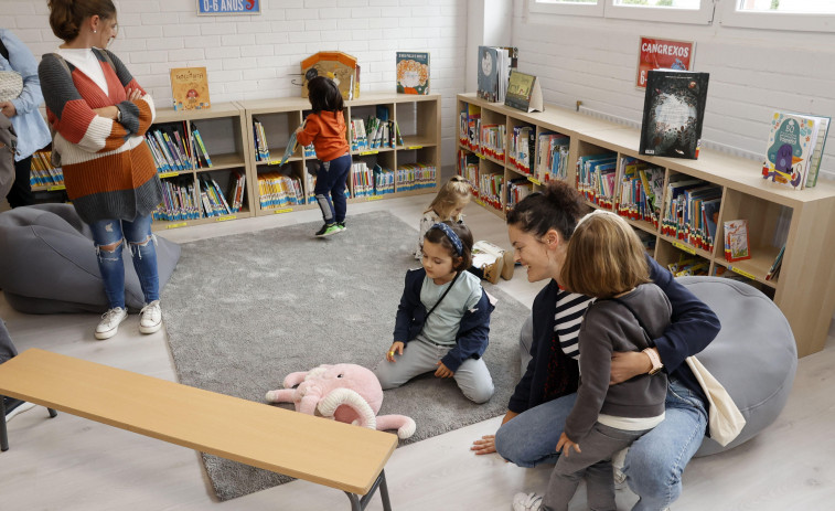 Familias del CEIP de Corvillón, codo con codo para renovar la biblioteca