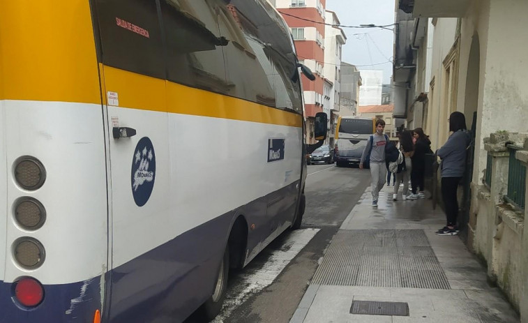 Amenazan con no mandar a sus hijos al IES Nº1 de Ribeira si no se arregla el problema del transporte
