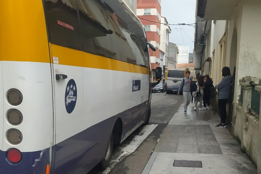 Amenazan con no mandar a sus hijos al IES Nº1 de Ribeira si no se arregla el problema del transporte