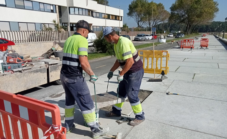 Operarios municipales inician la sustitución de las losas de granito rotas del paseo de Coroso