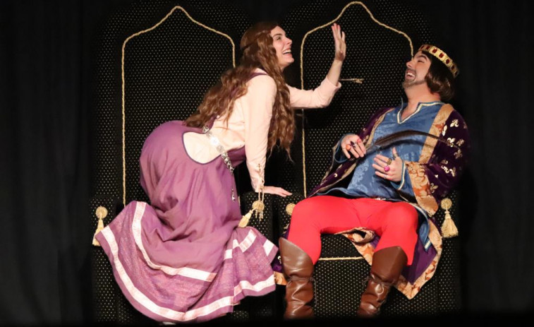 Melide acogió el estreno de la gira del Grupo Municipal de Teatro de Ribeira con 