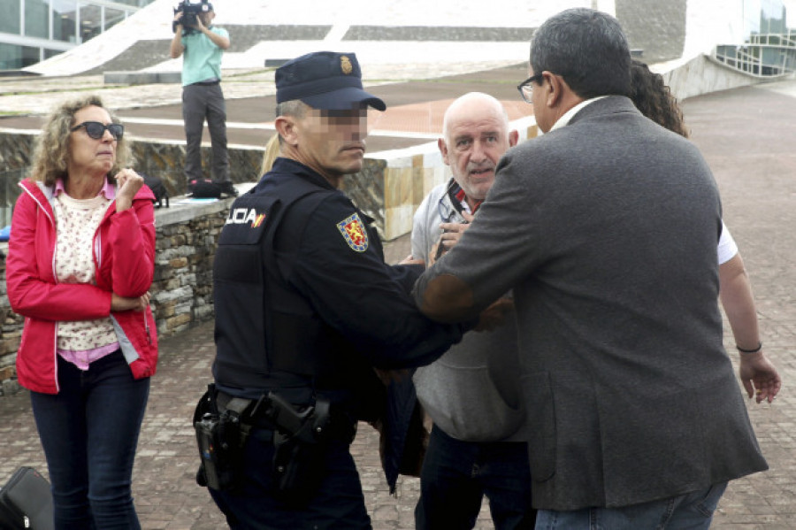 El padre de una víctima del Alvia agrede al exalto cargo de Adif al salir del juicio