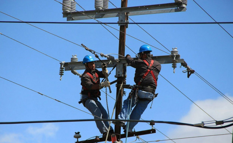 Dos averías casi simultáneas dejan sin luz a cientos de clientes de Ribeira, Aguiño, Castiñeiras y Carreira