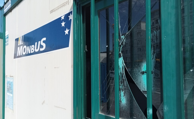 Un joven rompe el cristal de la oficina de la empresa de buses en Ribeira en medio de la polémica por incumplimientos