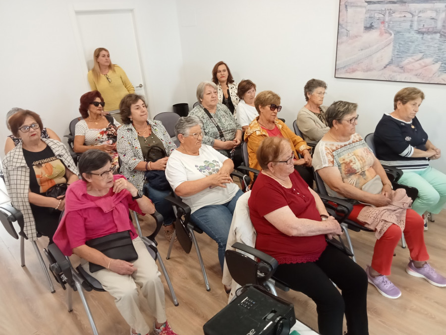 Quince personas inician unos talleres de autocuidados en el Aula do Maior de Aguiño, en Ribeira