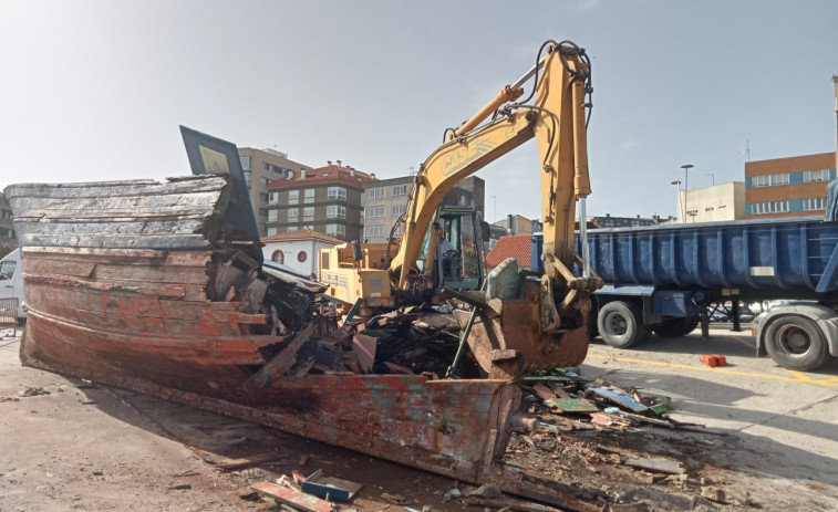 Inician los trabajos de retirada de dos barcos abandonados de la rampa de varada del puerto de Ribeira