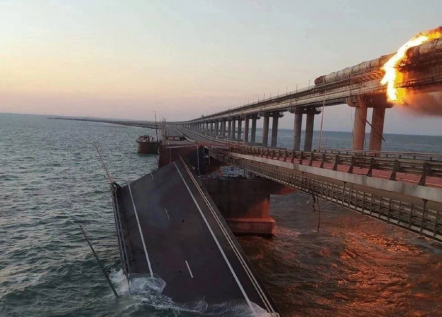 Una explosión destruye parte del puente de Crimea, la joya de Putin