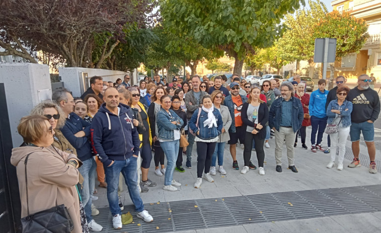 Unos 70 padres del IES Nº1 de Ribeira demandan soluciones a los problemas del transporte escolar