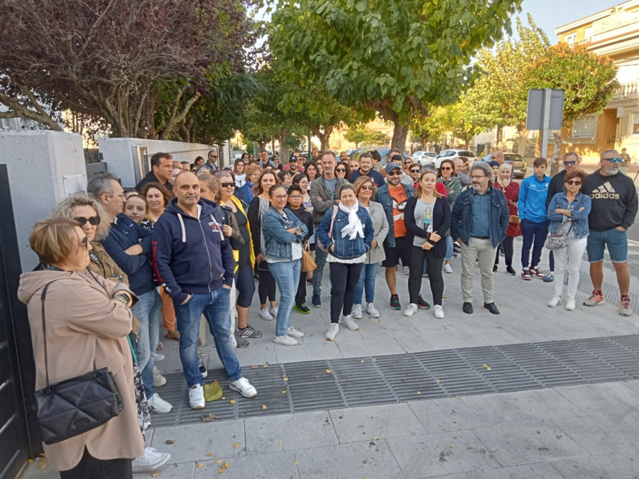 Unos 70 padres del IES Nº1 de Ribeira demandan soluciones a los problemas del transporte escolar